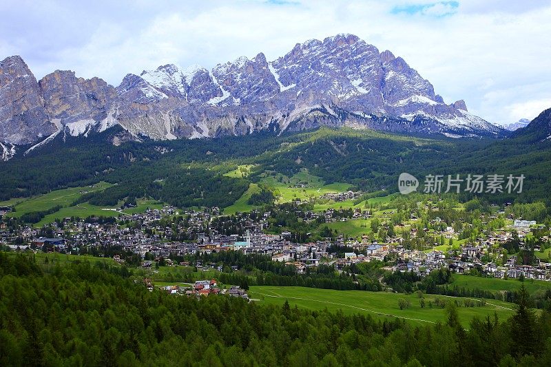 Cortina D?Ampezzo阿尔卑斯村庄全景，Dolomites，意大利泰洛阿尔卑斯